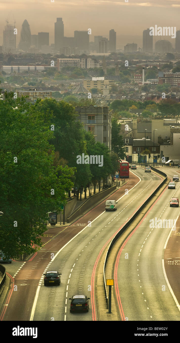 Blick auf London Dächer und Skyline an einem dunstigen sonnenbeschienenen frühen herbstlichen Morgen, gesehen von der Brücke Hornsey Lane. Stockfoto