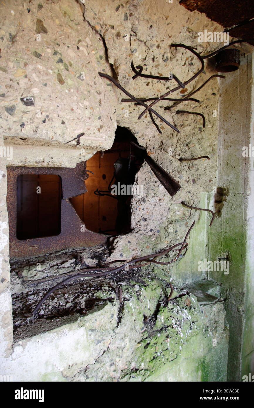 Schwere Schäden an den Eingang von einem unterirdischen Bunker an der Deutsch-Batterie Azeville, Normandie, Frankreich. Stockfoto