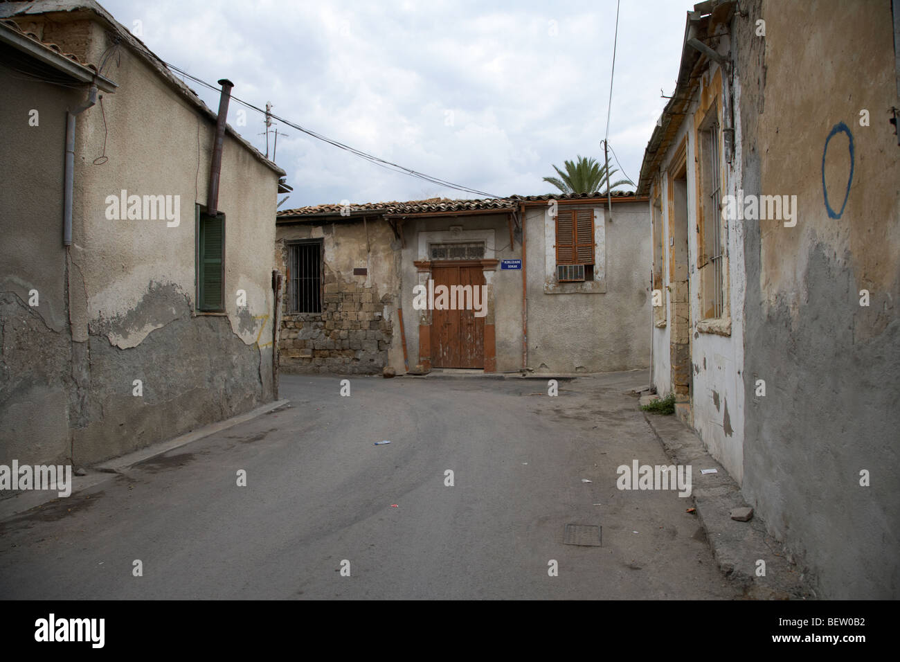 schmale Straßen der Stadt im Norden Nicosia türkische Republik Nordzypern Türkische Republik von Nordzypern heruntergekommen Stockfoto