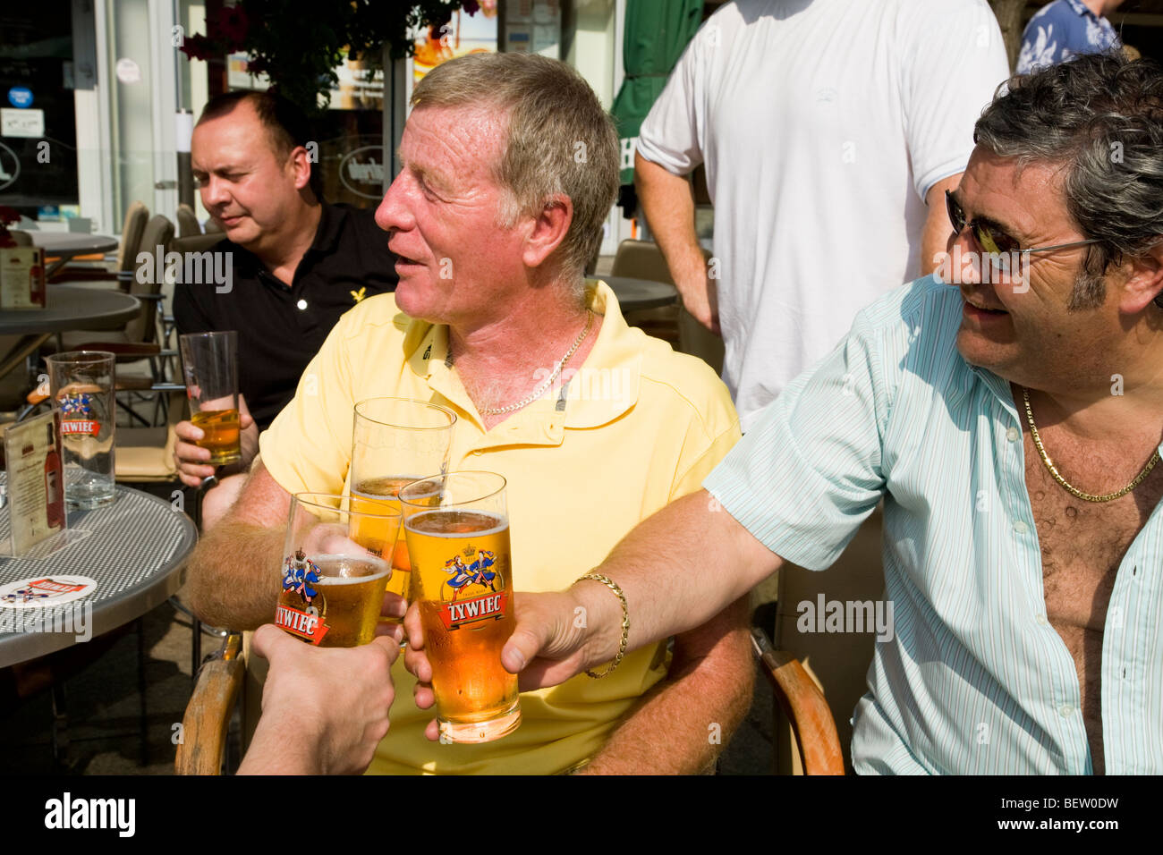 Englische Männer bei einem Junggesellenabschied Wochenendbesuch nach Krakau genießen Sie einen Drink in The Main Market Square / Markt Platz. Krakau. Polen. Stockfoto