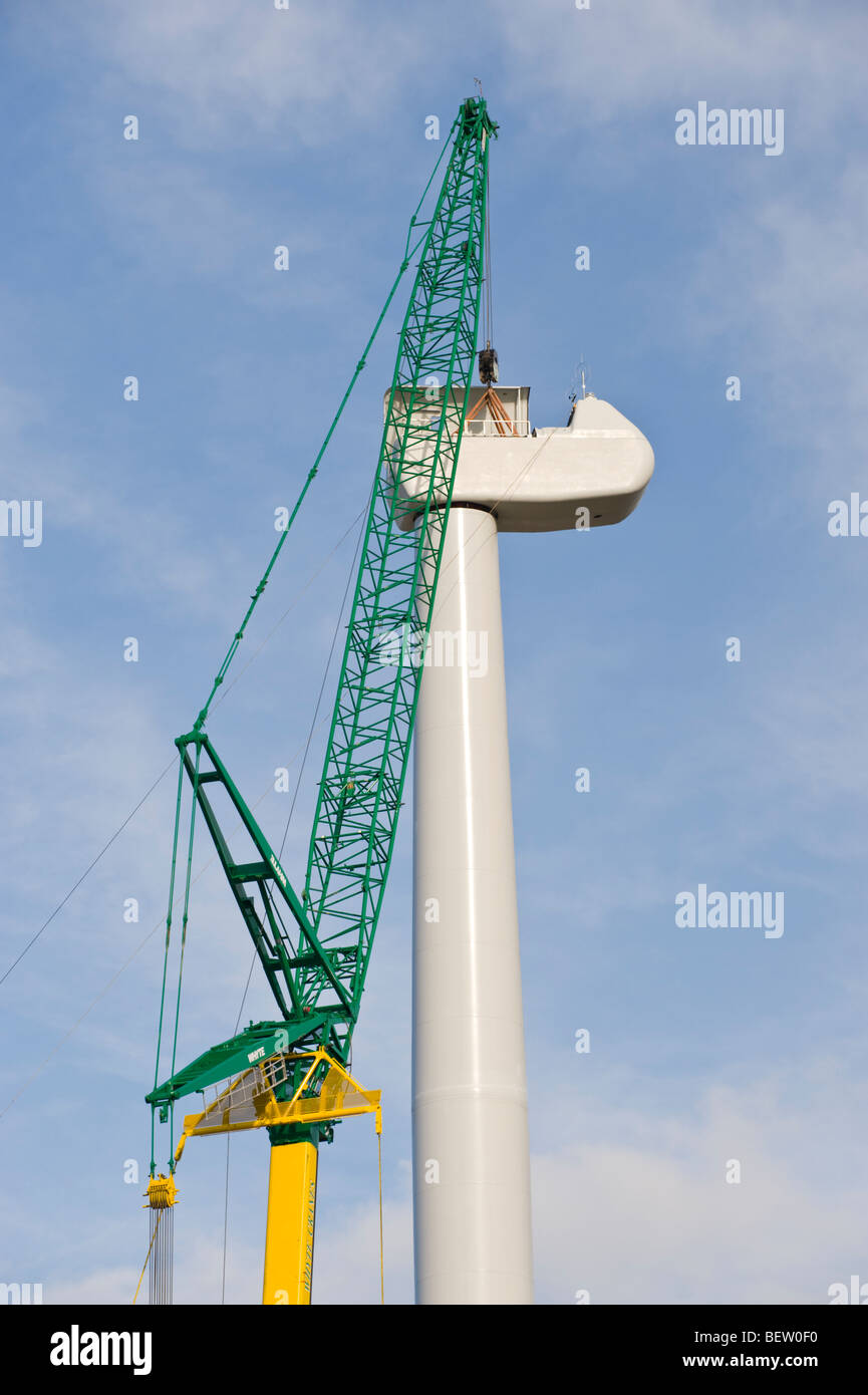 Gehäuse für horizontale Achse Windkraftanlage Nordex N90 gehoben in Position auf Turm Mast mit einem Kran UK Stockfoto