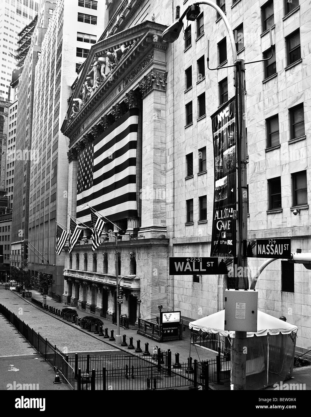 Die Fassade des "New York Stock Exchange" mit der "amerikanischen Flagge" auf "Wall Street" in "New York City", "New York." Stockfoto