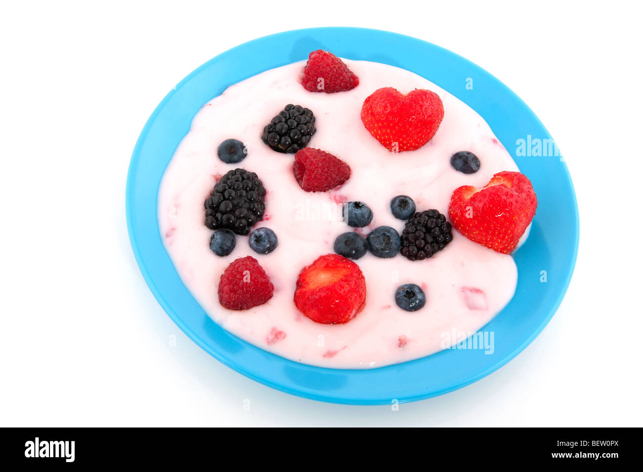 Joghurt mit Früchten als Dessert isoliert auf weiß Stockfoto