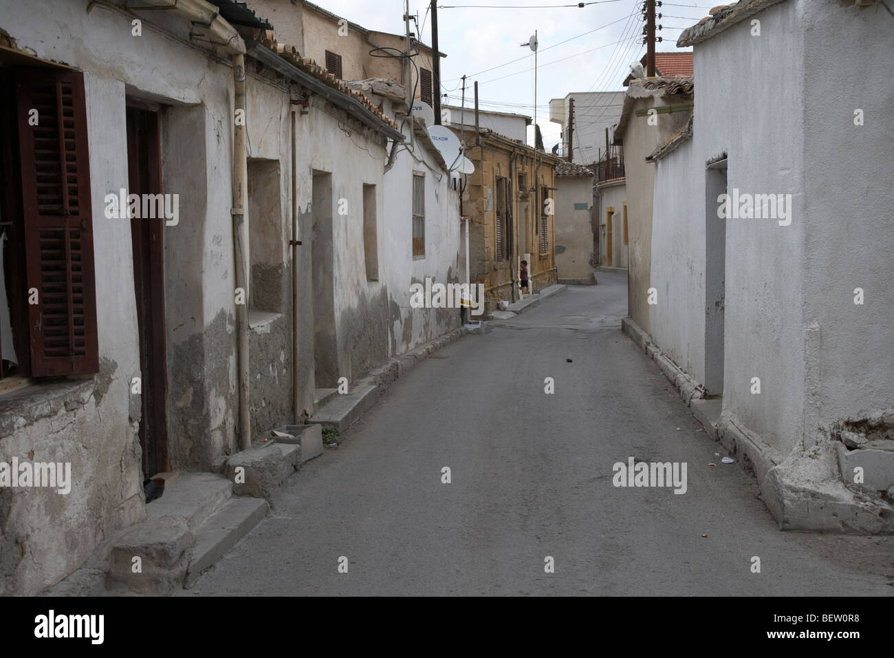 schmale Straßen der Stadt im Norden Nicosia türkische Republik Nordzypern Türkische Republik von Nordzypern heruntergekommen Stockfoto