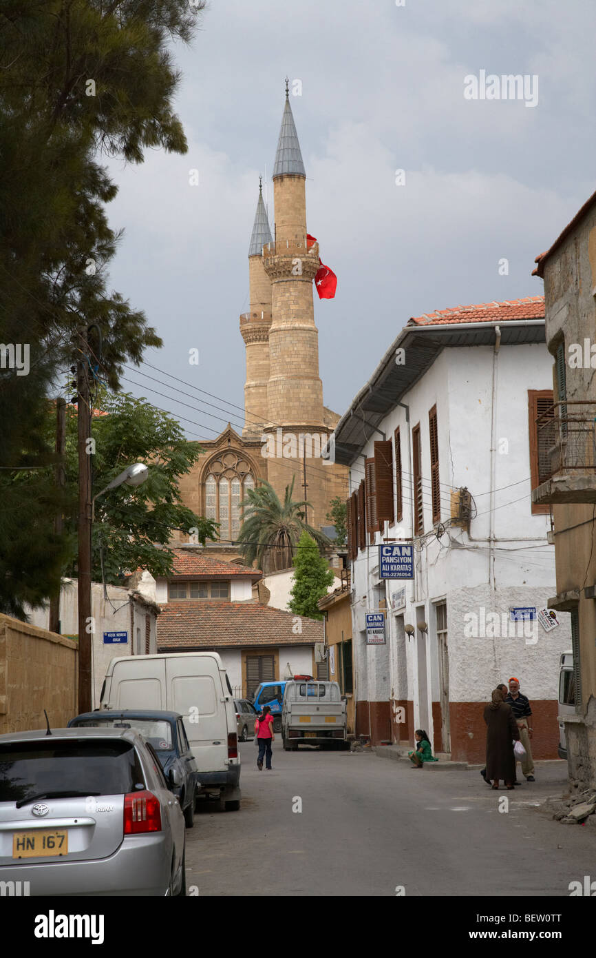 engen Straßen der Stadt führt zu Selimiye Moschee früher saint Sophia Cathedral Nikosia Lefkosia TRNC türkische Republik Stockfoto