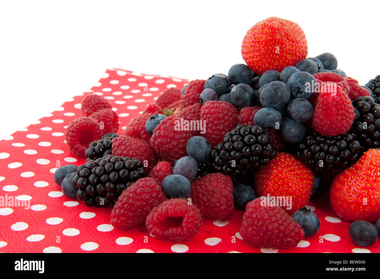 Obst-Vielfalt auf einem Flecken Serviette isoliert auf weiß Stockfoto