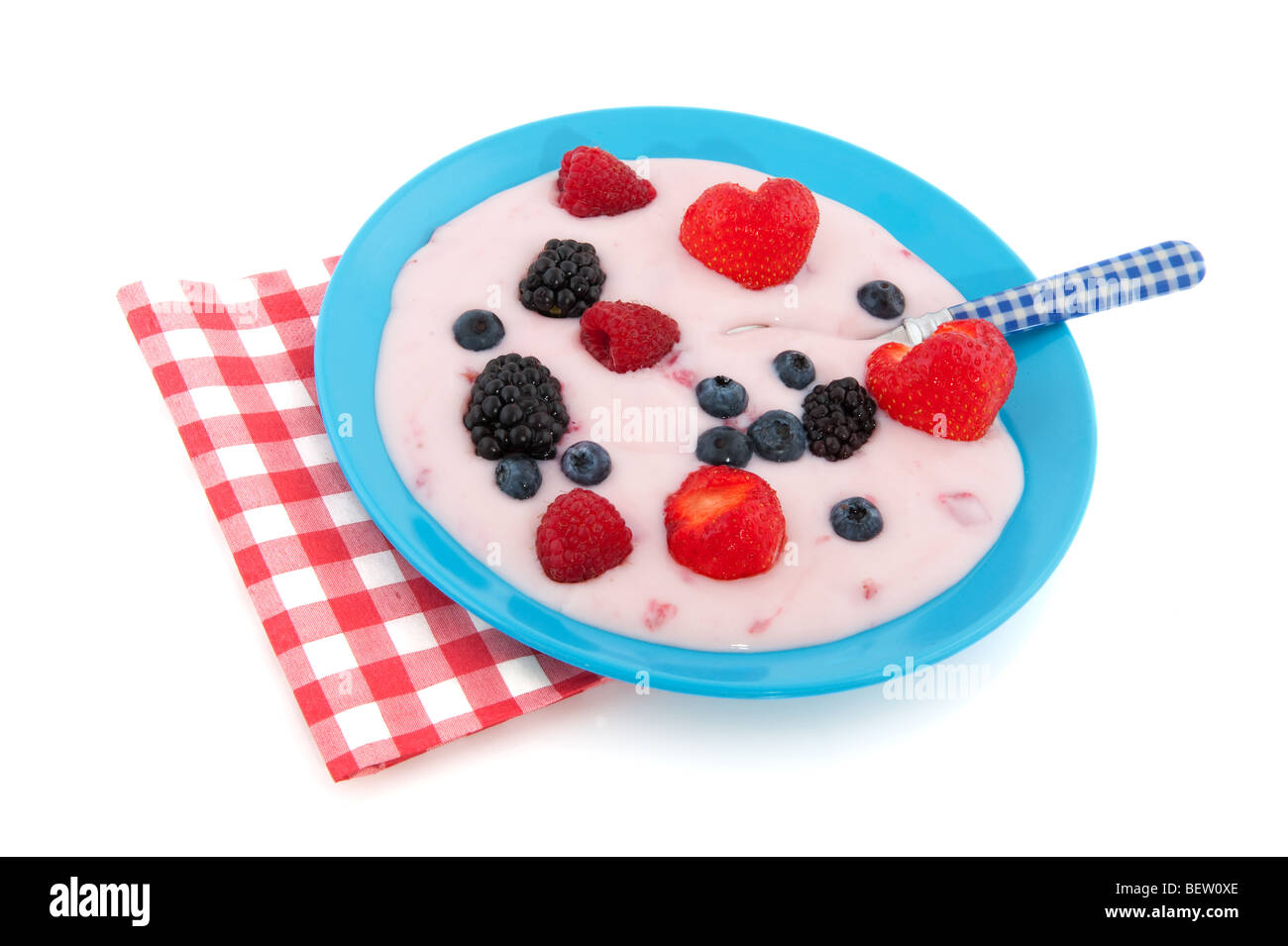Fruchtjoghurt mit Himbeeren Brombeeren Heidelbeeren und Erdbeeren Stockfoto