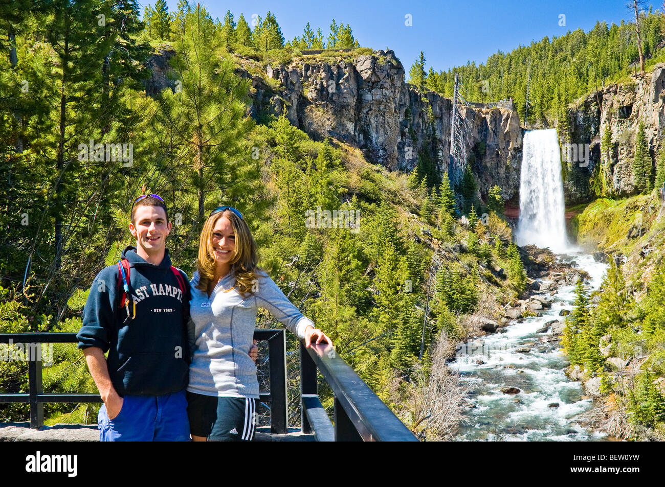 Zu zweit am Tumalo Falls Sicht, Deschutes National Forest, Zentral-Oregon. Stockfoto