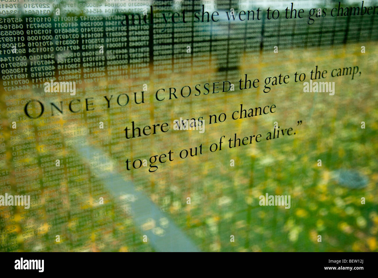 Ergreifende Zitate auf den Glaswänden des Holocaust-Mahnmal, Boston Massachusetts, USA Stockfoto