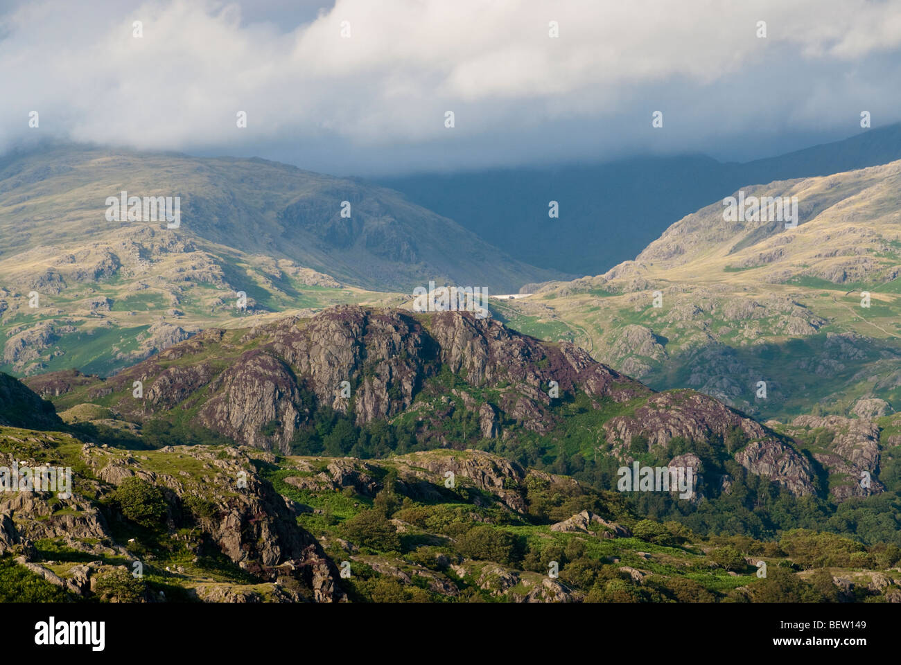Abend-Blick vom Ulpha fiel in Richtung Seathaite Dam im Lake District, Cumbria Stockfoto