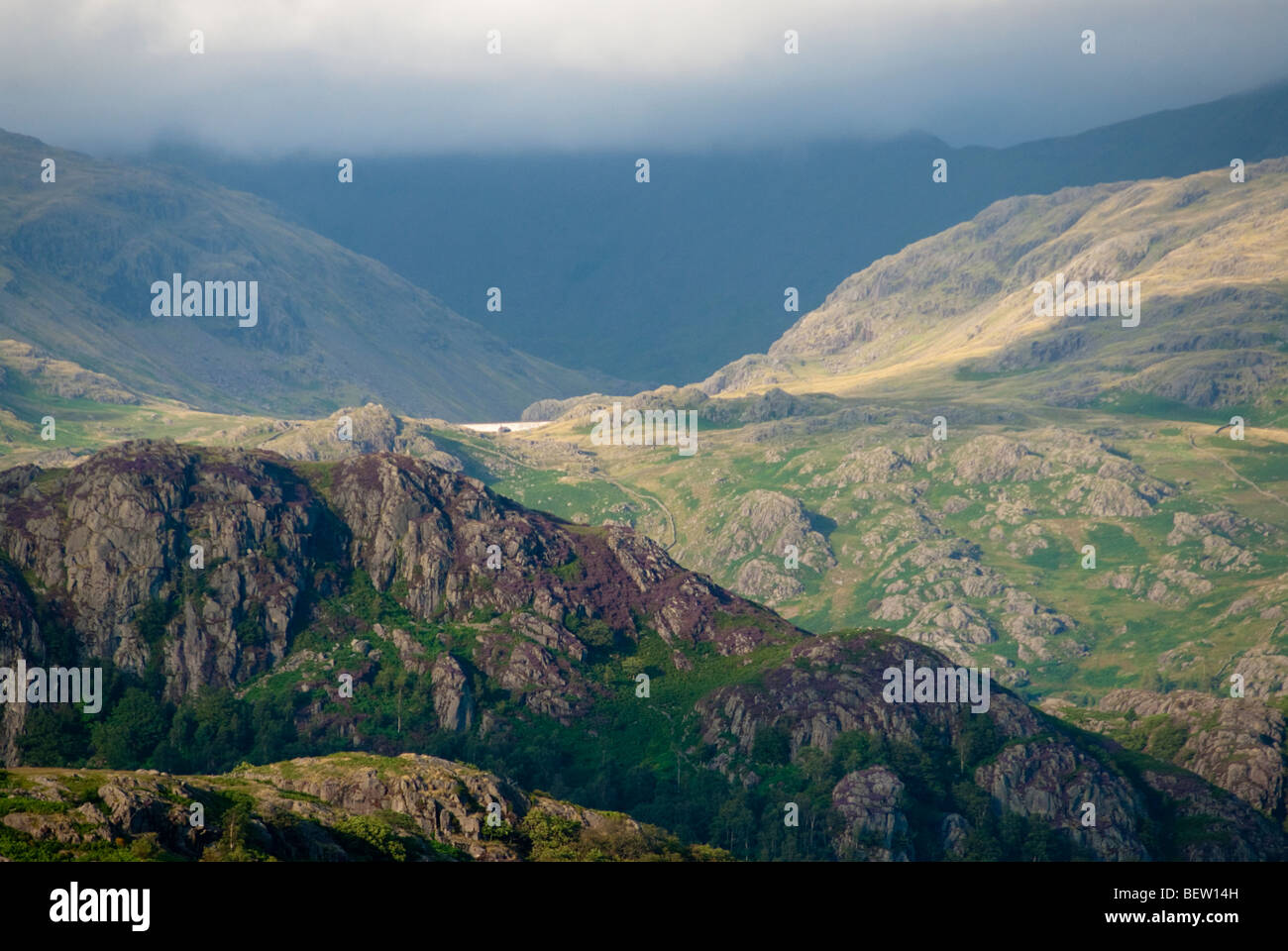 Abend-Blick vom Ulpha fiel in Richtung Seathaite Dam im Lake District, Cumbria Stockfoto