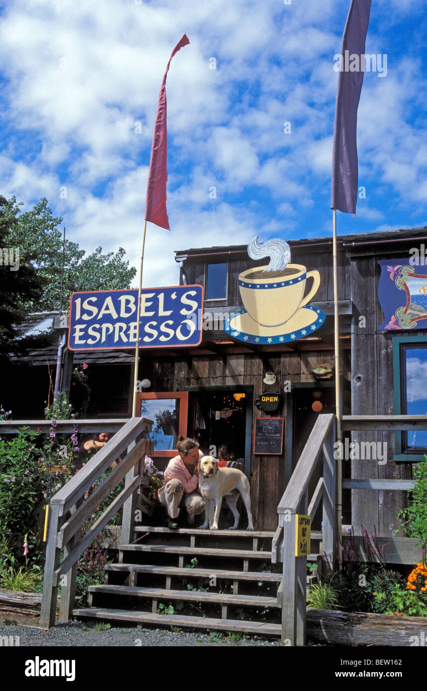 Isabels Espressokaffee in Lopez Dorf, mit Frau und Hund auf Stufen; Lopez Island, San Juan Islands, Washington. Stockfoto