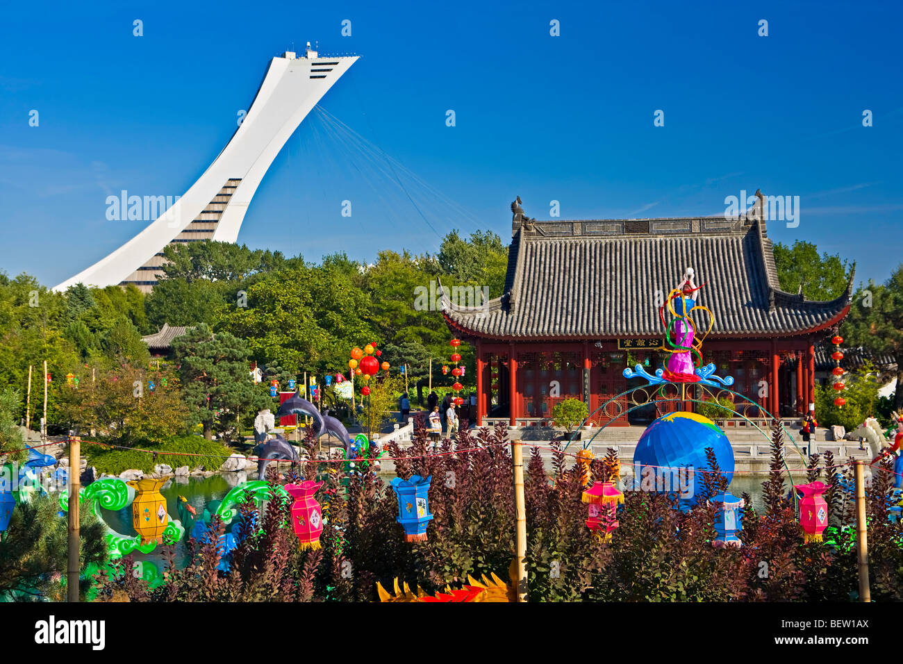 Montreal-Turm und Laternen im chinesischen Garten in die Magie der Laternen Festival in Montreal Botanischer Garten, Jardi Stockfoto