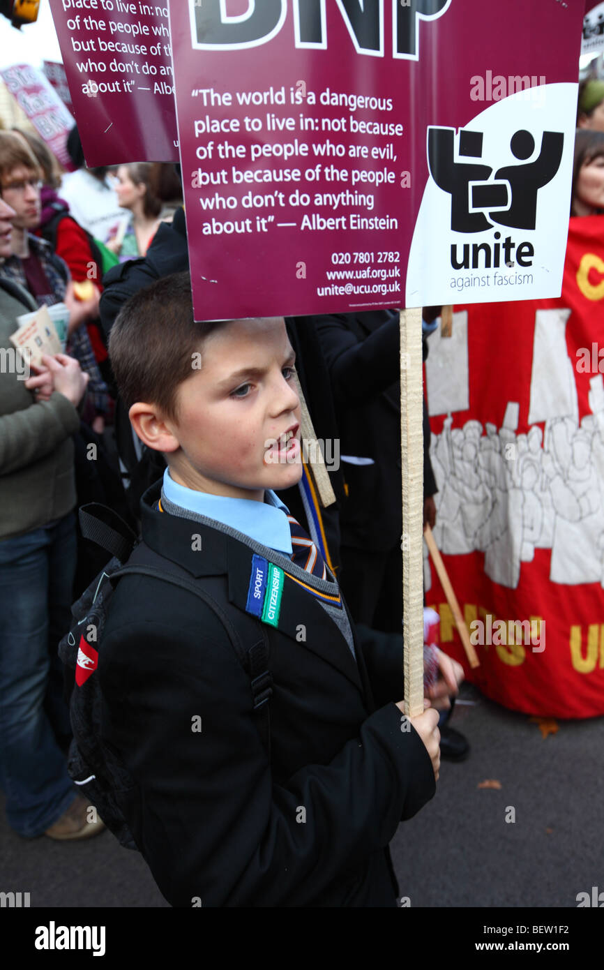 Kind-Demonstrant bei der BBC gegen die BNP Führer Nick Griffin Auftritt auf Fragestunde Stockfoto