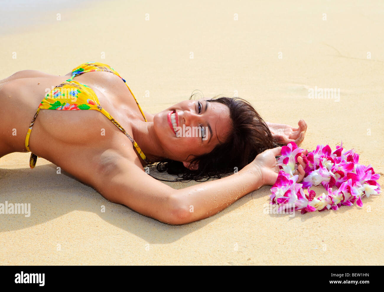 schöne Mädchen im gelben Bikini am Strand von Hawaii Stockfotografie - Alamy