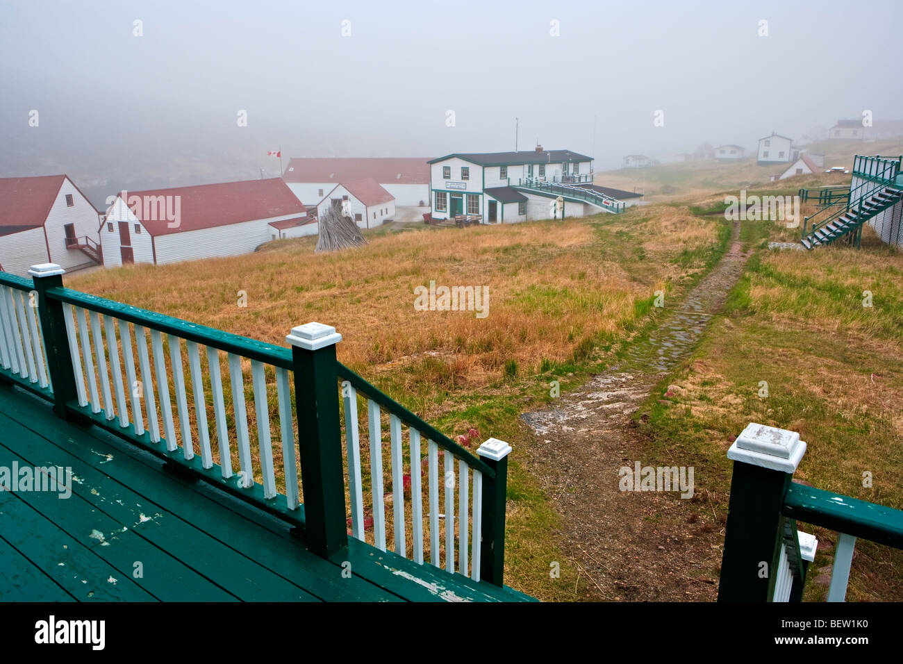 Blick über dem Hafen von Schlacht von der Veranda des Battle Harbour Inn (ehemalige Personalhaus) an einem nebligen Abend Schlacht Isla Stockfoto