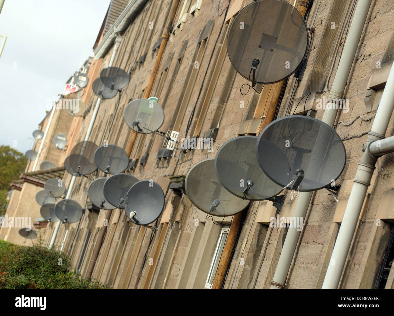 Satellitenschüsseln aller Gebäude in Perth Schottland Stockfoto