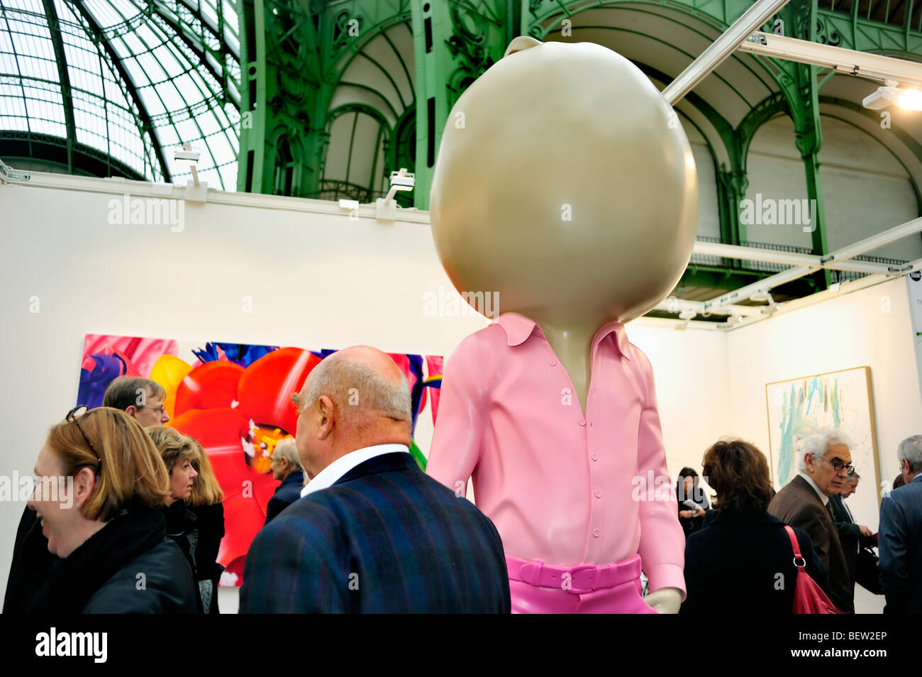 Paris, Frankreich, Besucher der Internationalen Ausstellung für zeitgenössische Kunst, FIAC, im Grand Palais. Moderne Skulptur von 'Erwin Wurth' Avantgarde paris Stockfoto