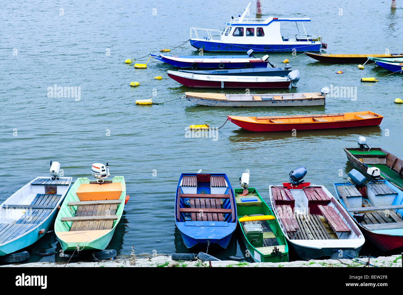 Viele kleine Fischerboote verankert auf Donau in Belgrad Stockfoto