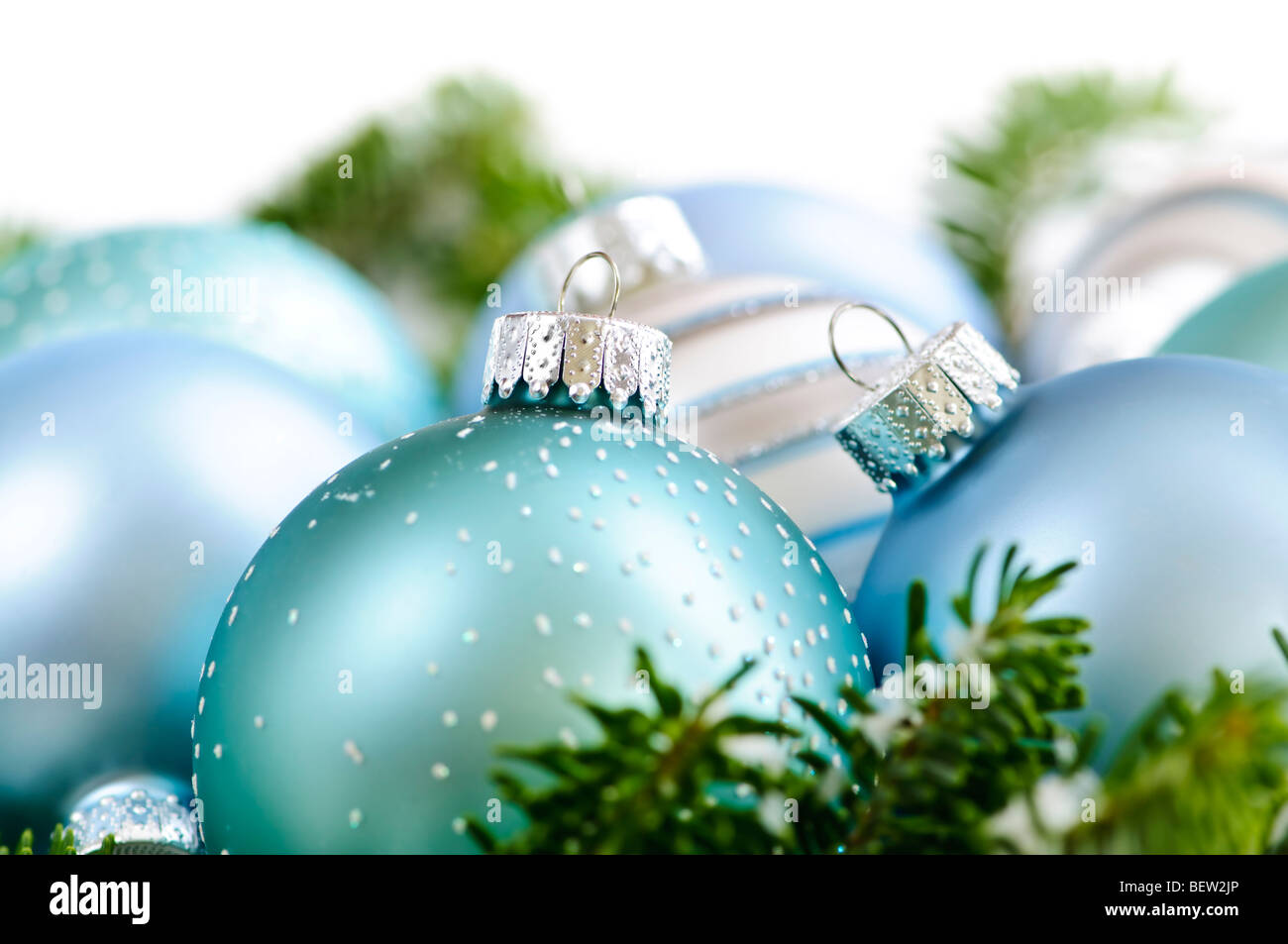 Viele Weihnachtsschmuck Verlegung in Tannenzweigen Stockfoto