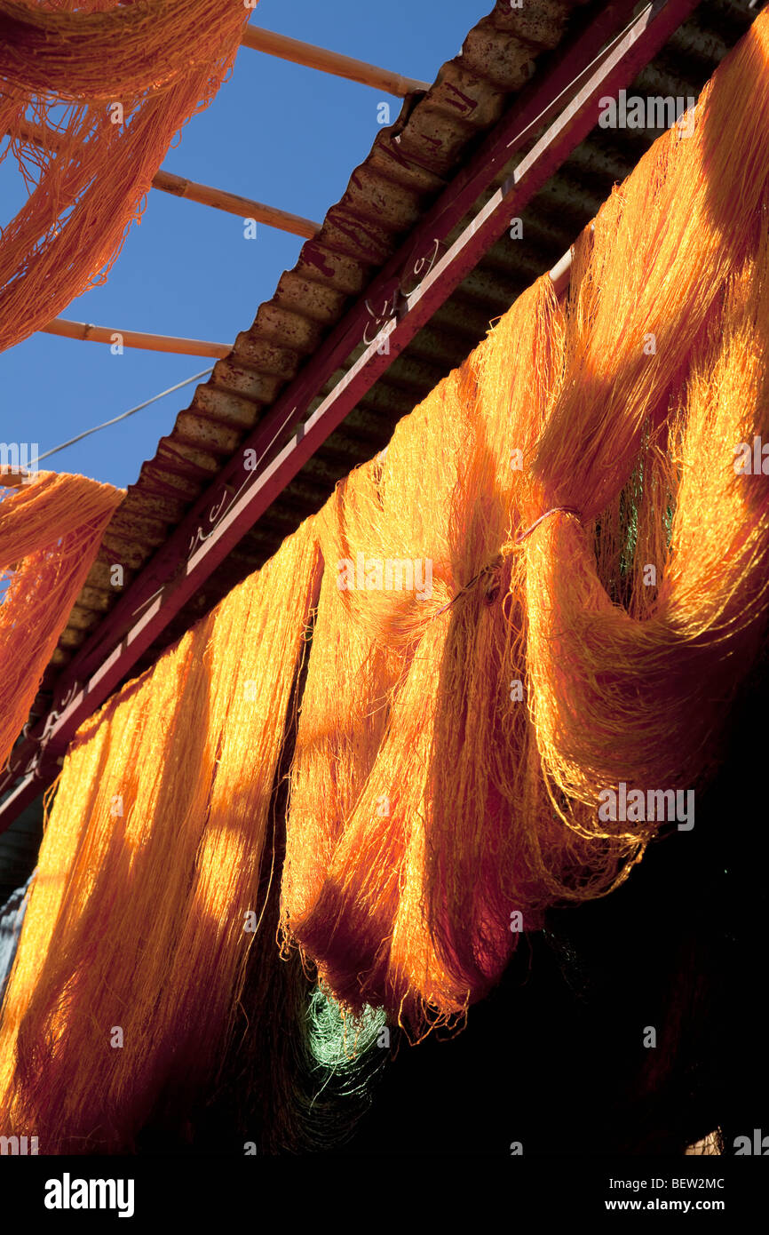 Souk des Teinturiers (Dyer's Souk) mit gefärbter Wolle, Mouassine