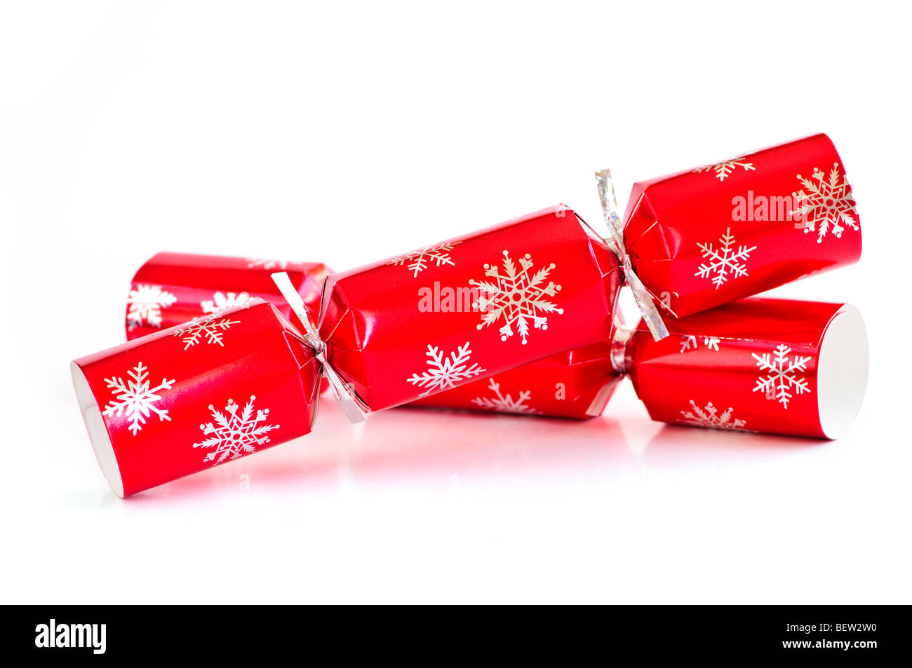 Zwei rote Christmas Cracker isoliert auf weiss Stockfoto