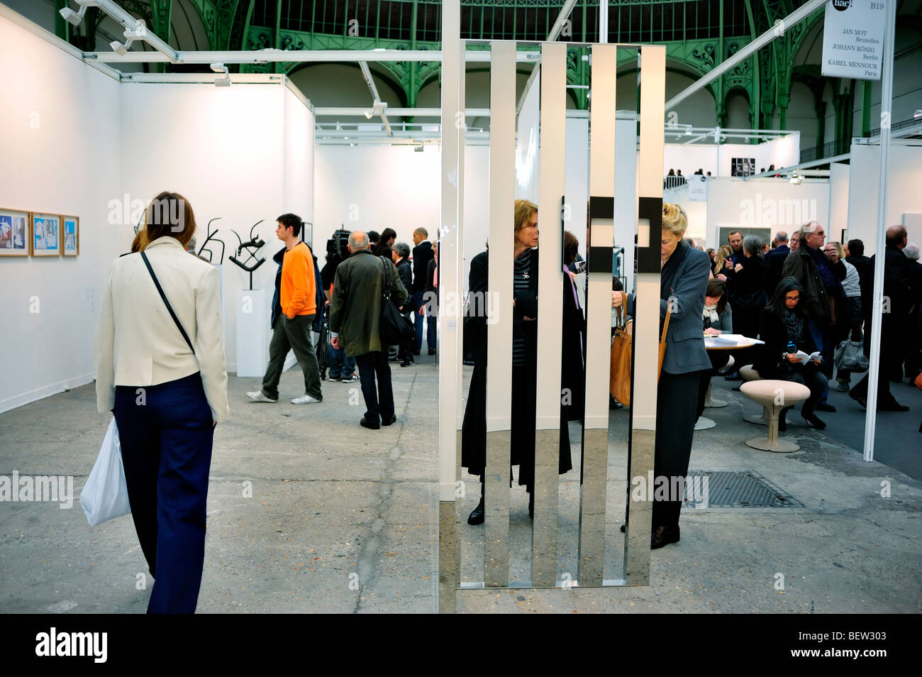 Paris, Frankreich, Masse von Menschen besuchen jährliche zeitgenössische Kunst zeigen, FIAC, Händler zeigen Oin Grand Palais. Moderne Skulptur Kunst Galerie Stockfoto