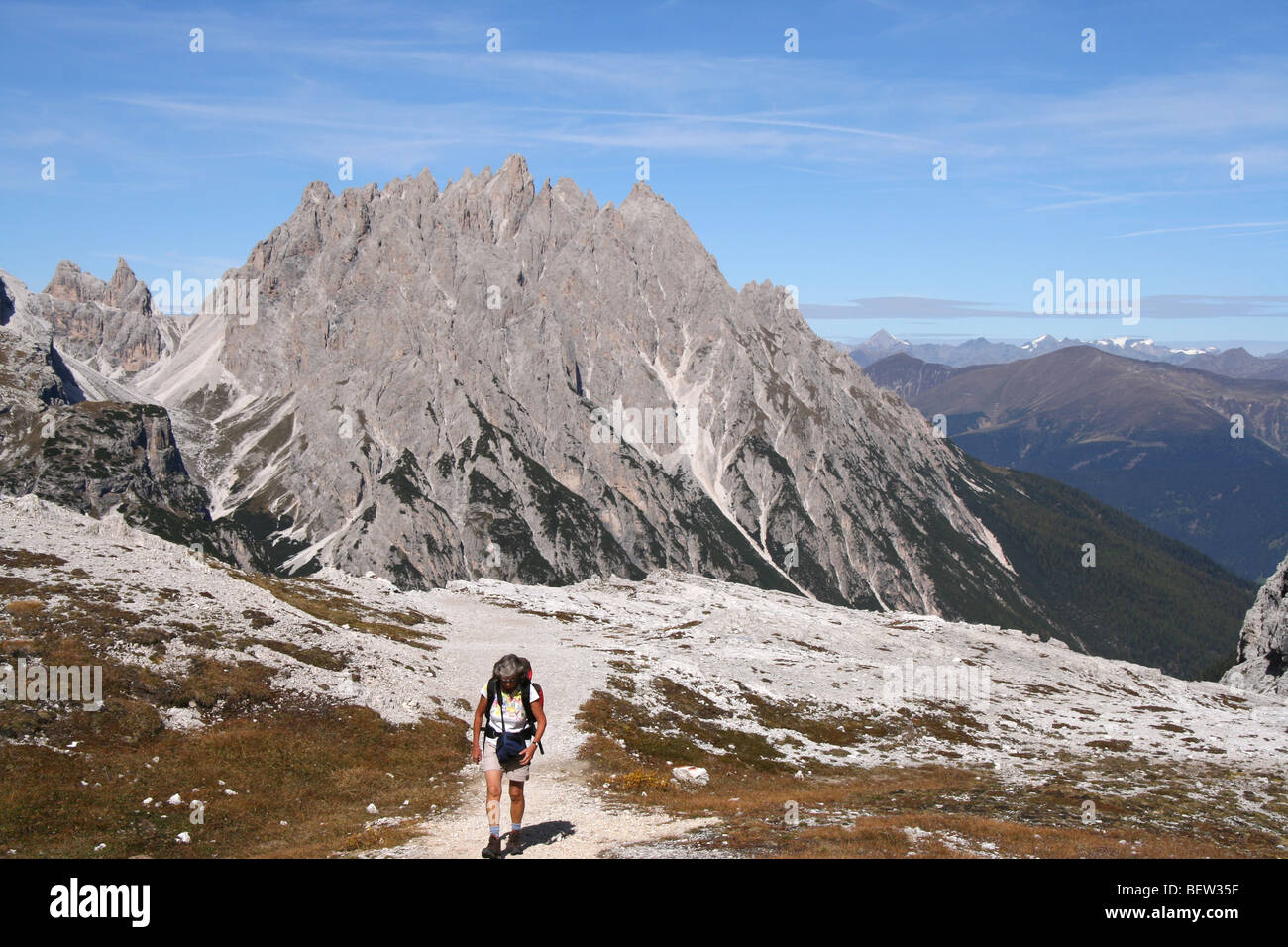 Frau Walker in den Sextner Dolomiten Stockfoto