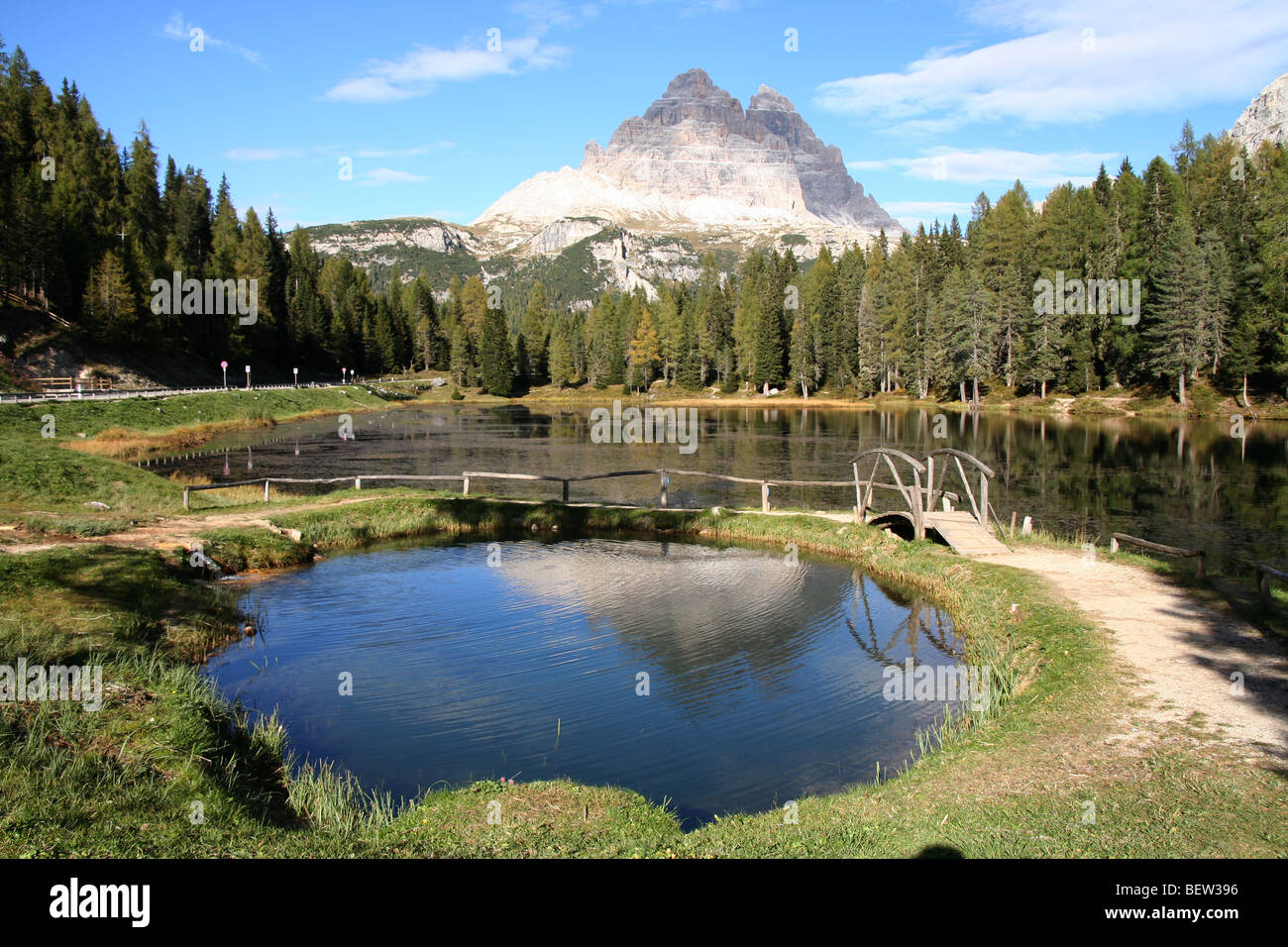 Tre Cime di Lavaredo spiegelt sich in Lago Antorno, italienischen Dolomiten Sommer Stockfoto