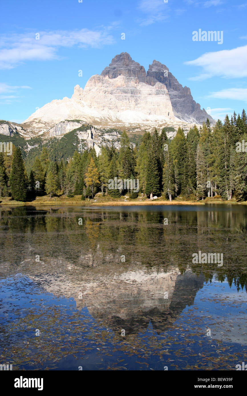Tre Cime di Lavaredo spiegelt sich in Lago Antorno, italienischen Dolomiten Sommer Stockfoto