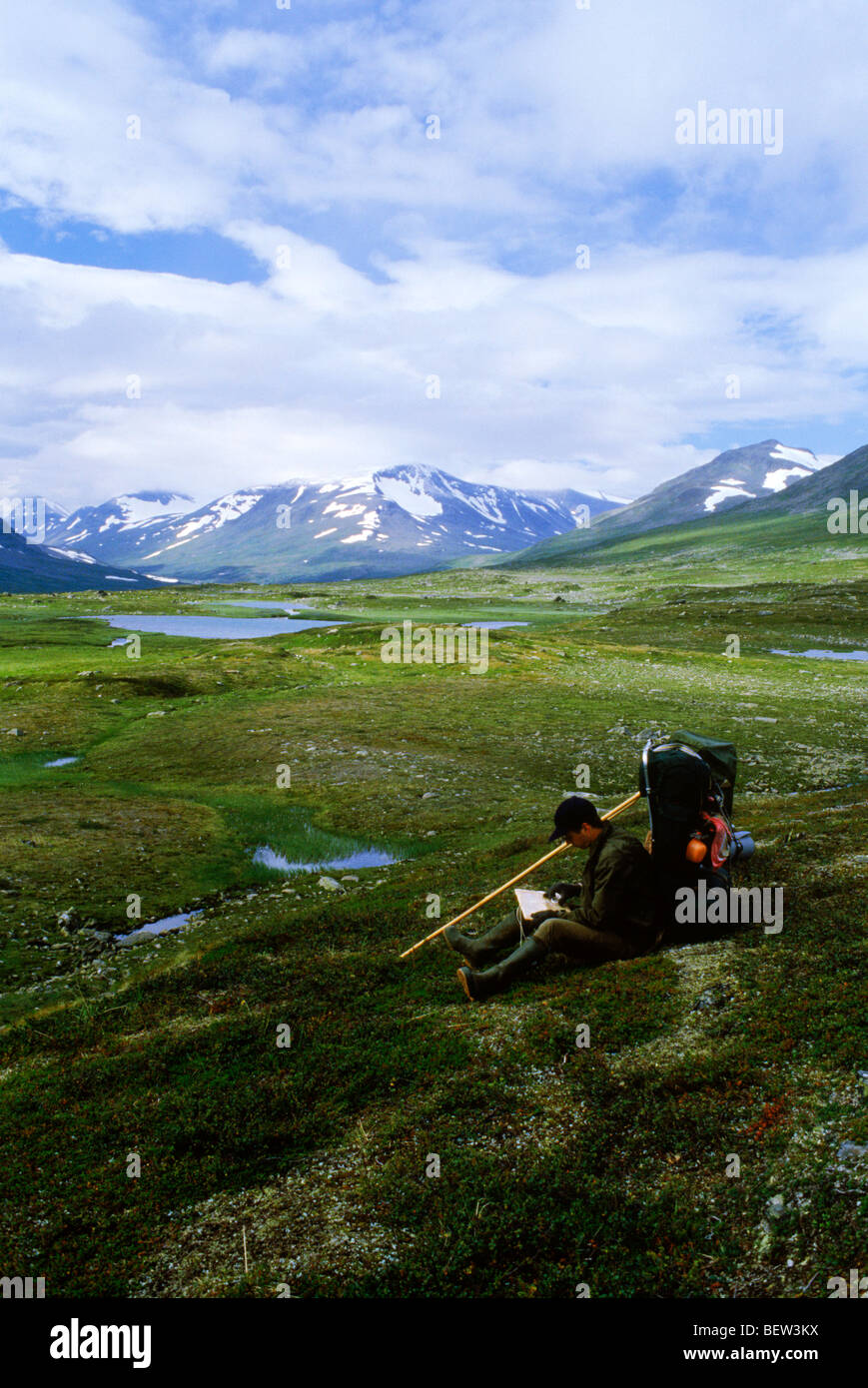 Wanderer im Rapadalen Tal im Sarek Nationalpark lesen Topographie Karte beim Hinsetzen ruht in Schwedisch-Lappland Stockfoto