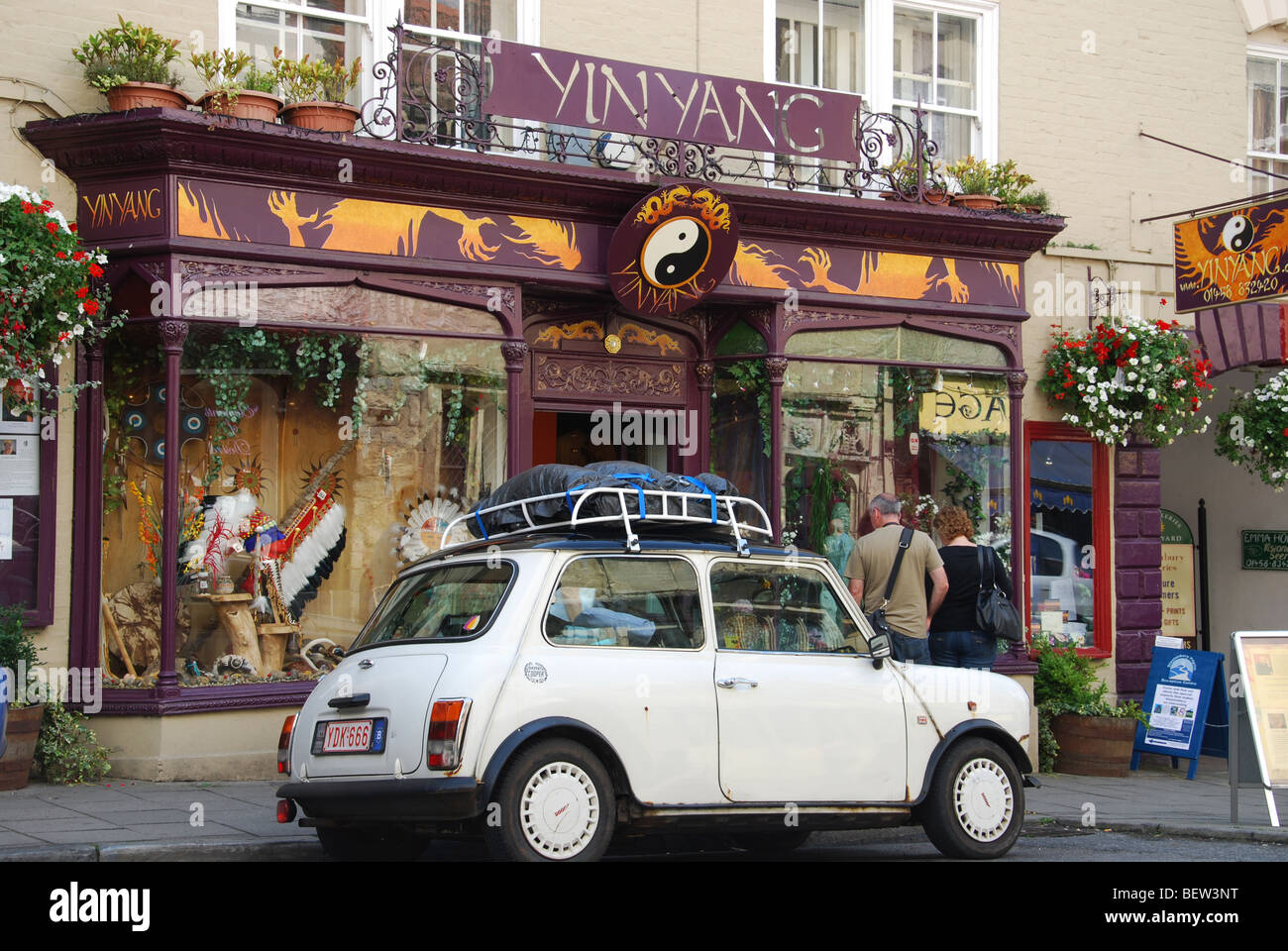 Klassische Mini vor YinYang shop in Glastonbury High Street Somerset England geparkt Stockfoto