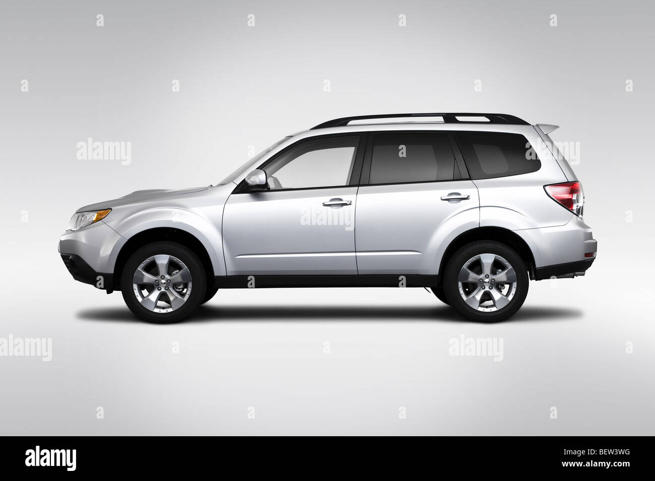 2010 Subaru Forester 2.5XT Premium in Silber - Treiber Seitenprofil Stockfoto