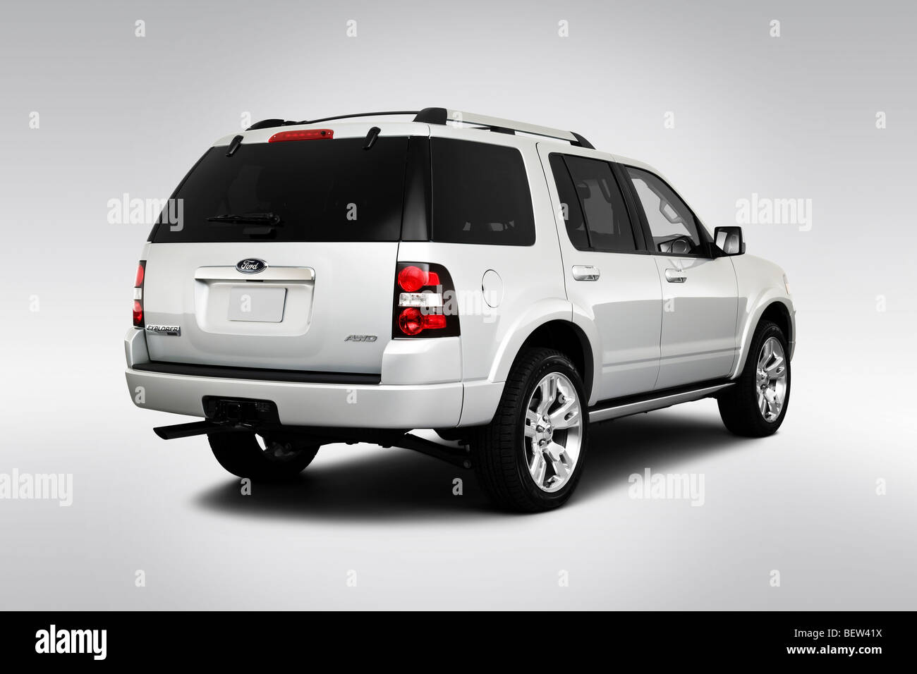 2010 Ford Explorer Limited in Silber - Winkel Rückansicht Stockfoto