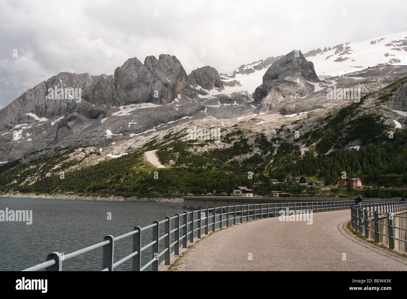 Staumauer Lago Fedaia unterhalb der Marmolada, Dolomiten im Sommer Stockfoto