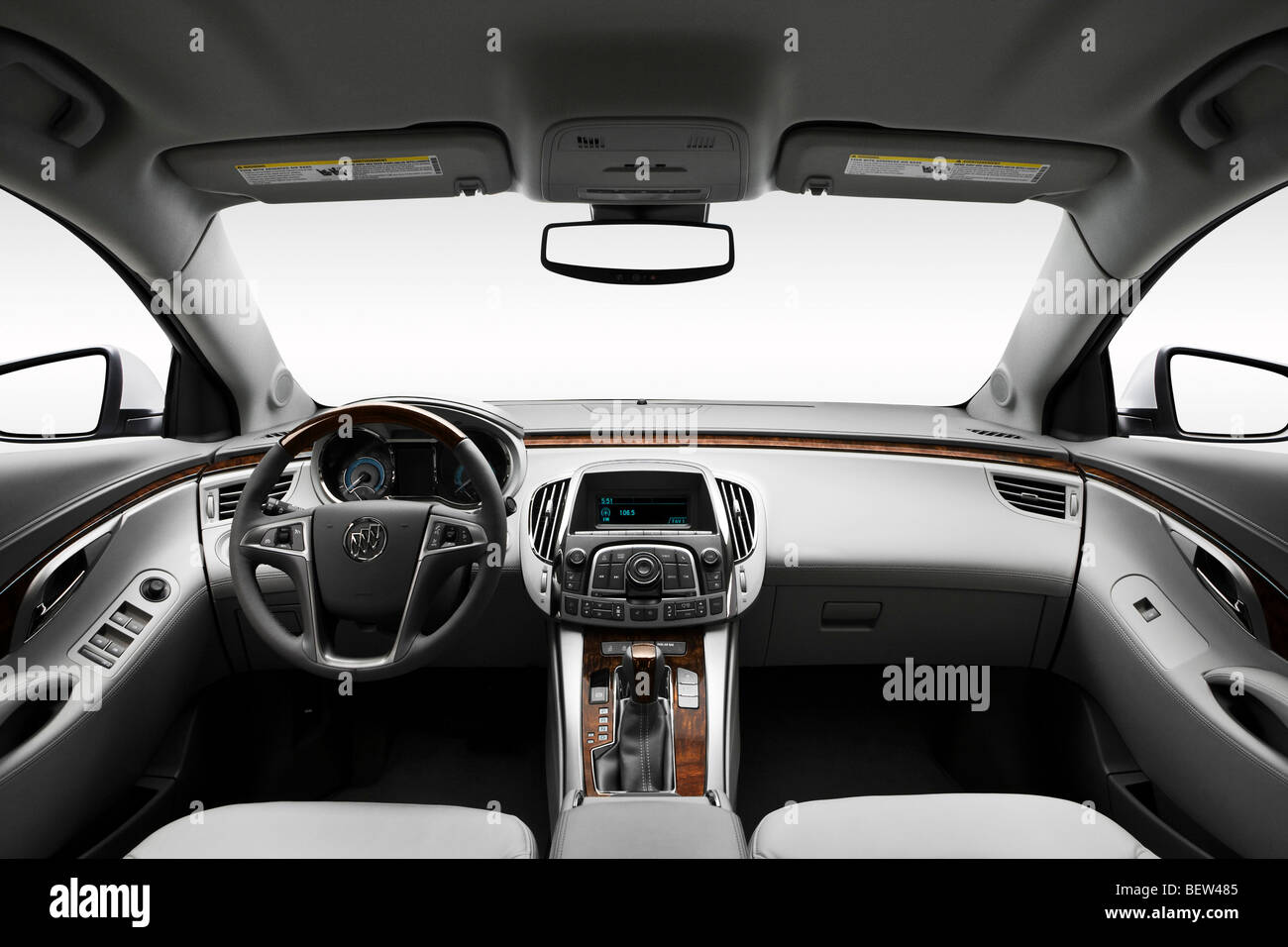 2010 Buick LaCrosse CXL in Silber - Armaturenbrett, Mittelkonsole, Getriebe Schalthebel Ansicht Stockfoto