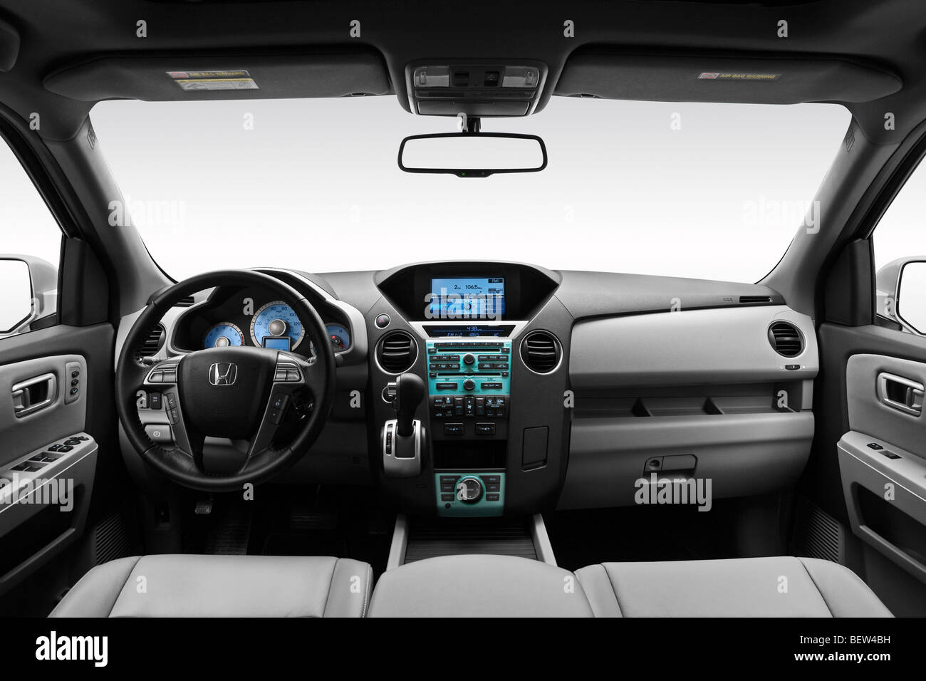 2010 Honda Pilot Touring mit DVD Rear Entertainment System (RES) in Silber - Armaturenbrett, Mittelkonsole, Getriebe Schalthebel Ansicht Stockfoto