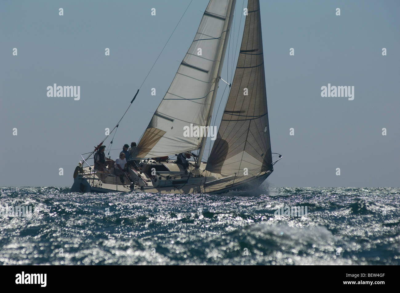 Besatzungsmitglieder an Bord der Yacht, die im Wettbewerb mit Team-Segel-Event, California Stockfoto