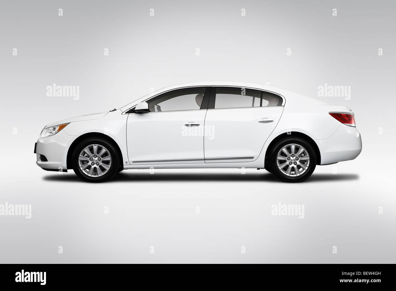 2010 Buick LaCrosse CX in weiß - Treiber Seitenprofil Stockfoto