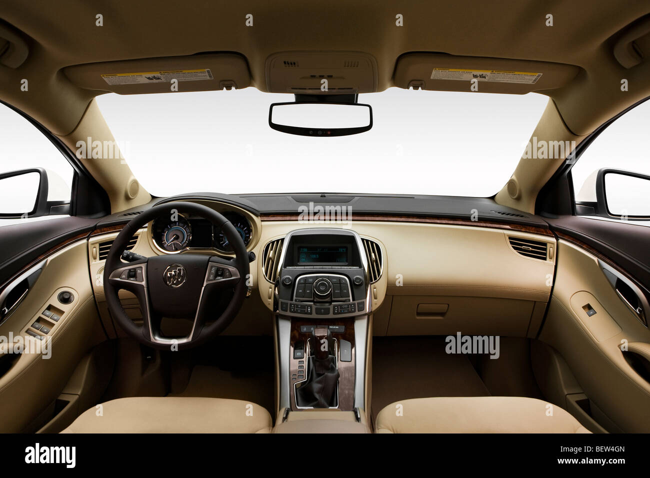 2010 Buick LaCrosse CX in weiß - Armaturenbrett, Mittelkonsole, Getriebe Schalthebel Ansicht Stockfoto
