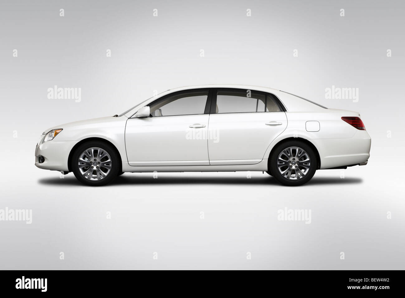 2010 Toyota Avalon XLS in weiß - Treiber Seitenprofil Stockfoto