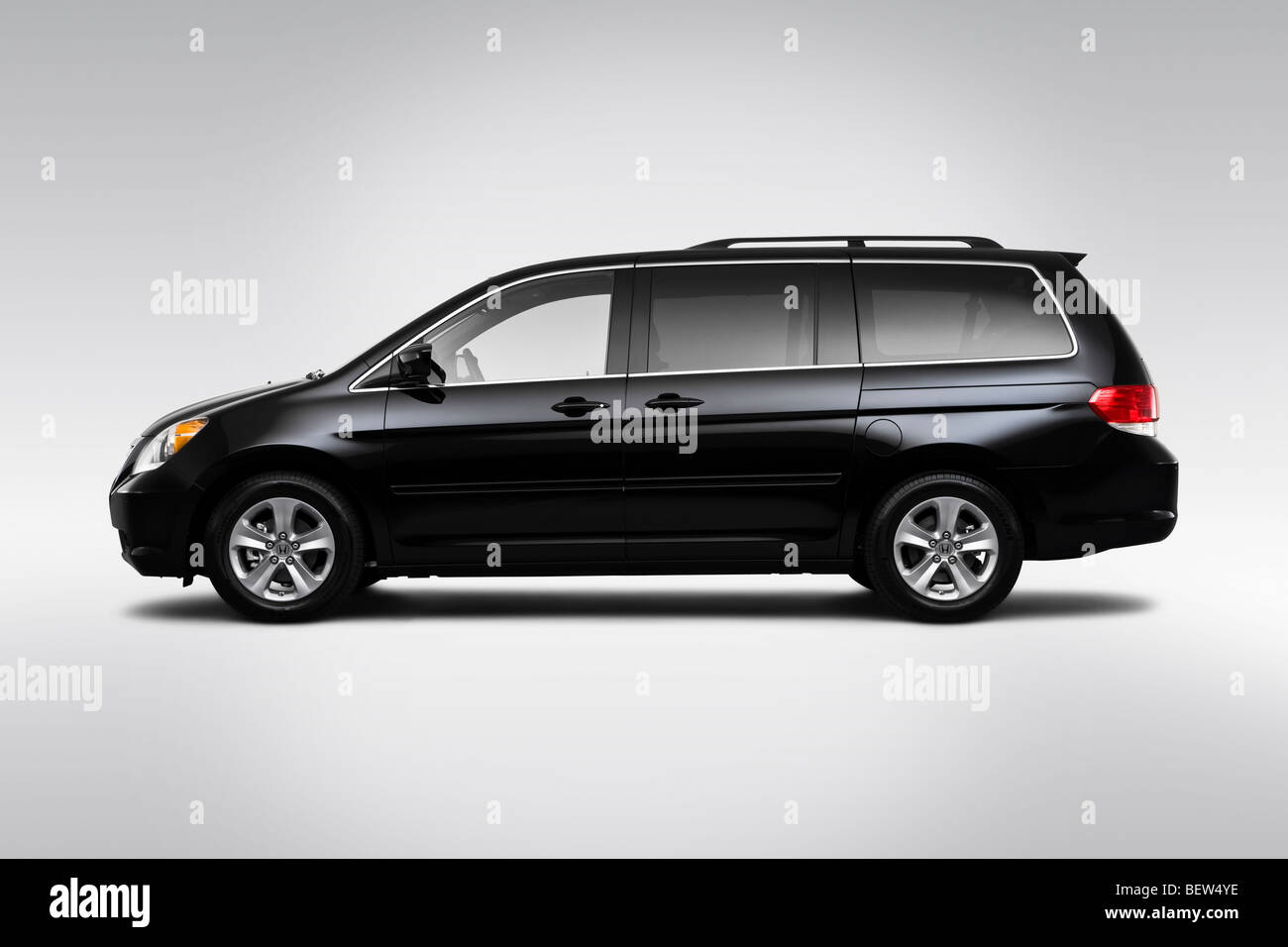 2010 Honda Odyssey Touring in schwarz - Treiber Seitenprofil Stockfoto