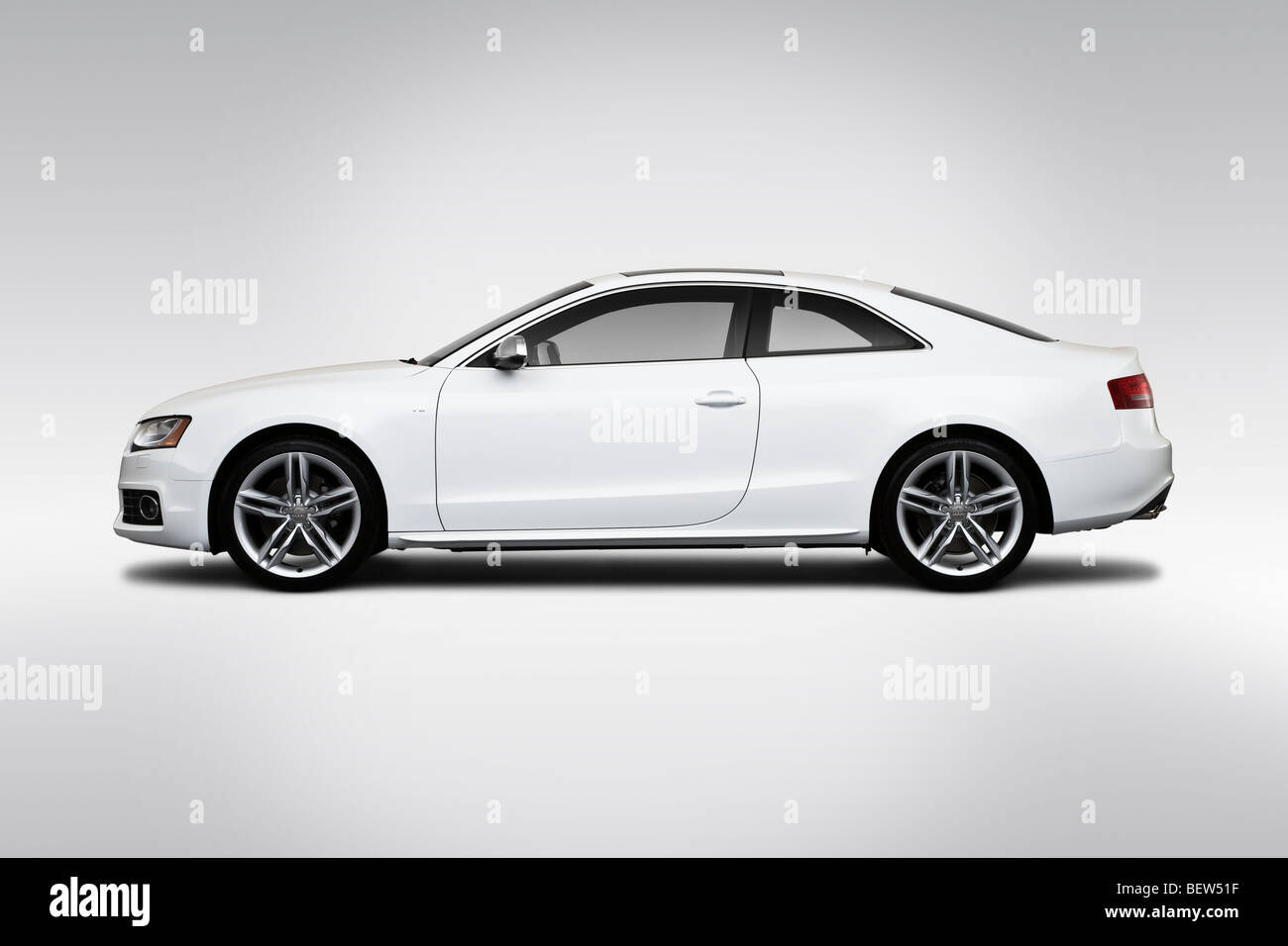 2010 Audi S5 in weiß - Treiber Seitenprofil Stockfoto