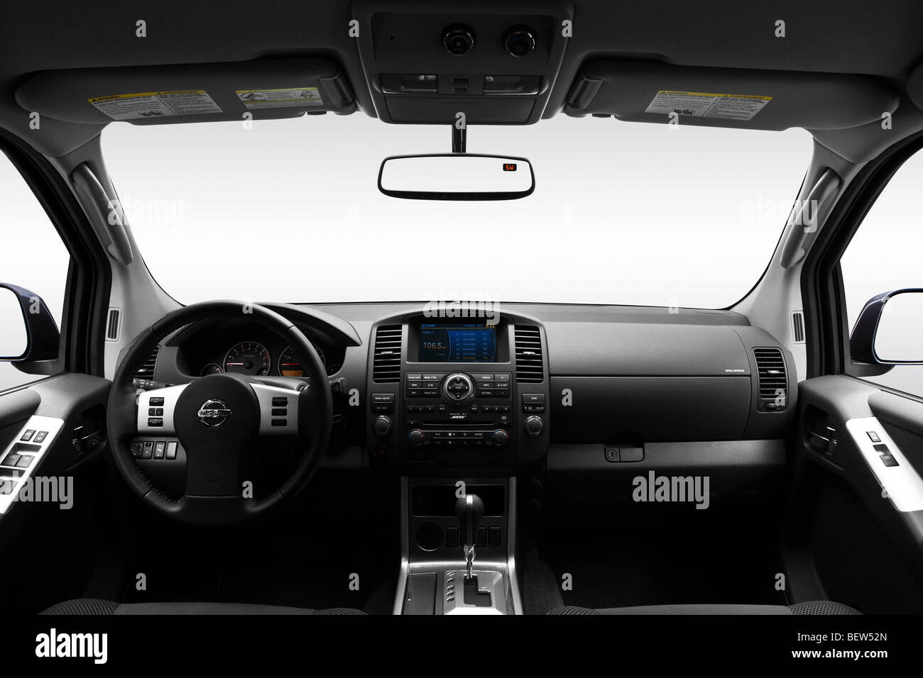 2010 Nissan Pathfinder SE in grau - Armaturenbrett, Mittelkonsole, Getriebe Schalthebel Ansicht Stockfoto