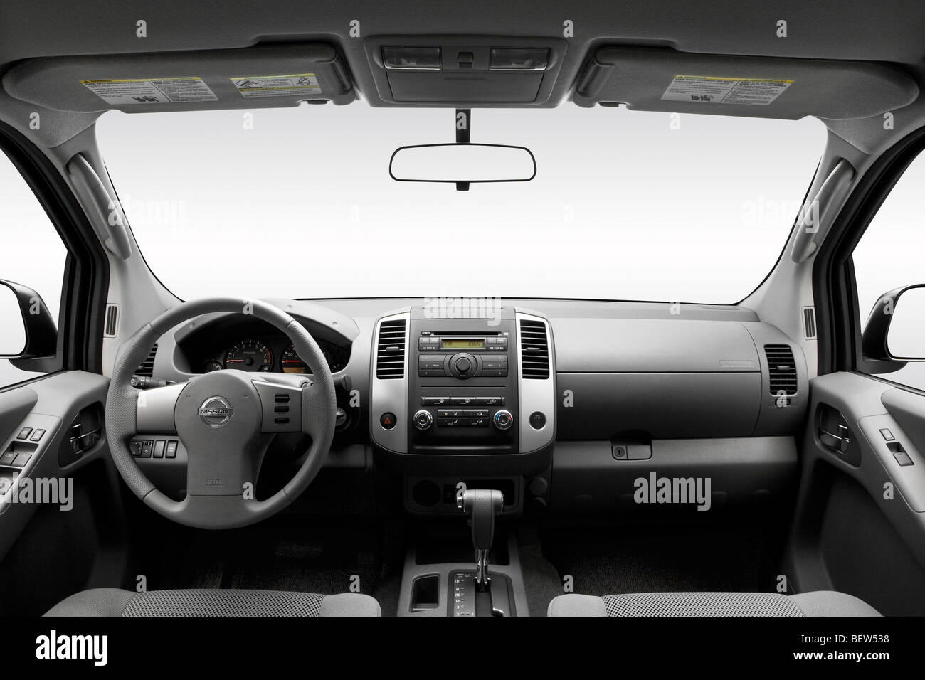 2010 Nissan Frontier SE in Silber - Armaturenbrett, Mittelkonsole, Getriebe Schalthebel Ansicht Stockfoto