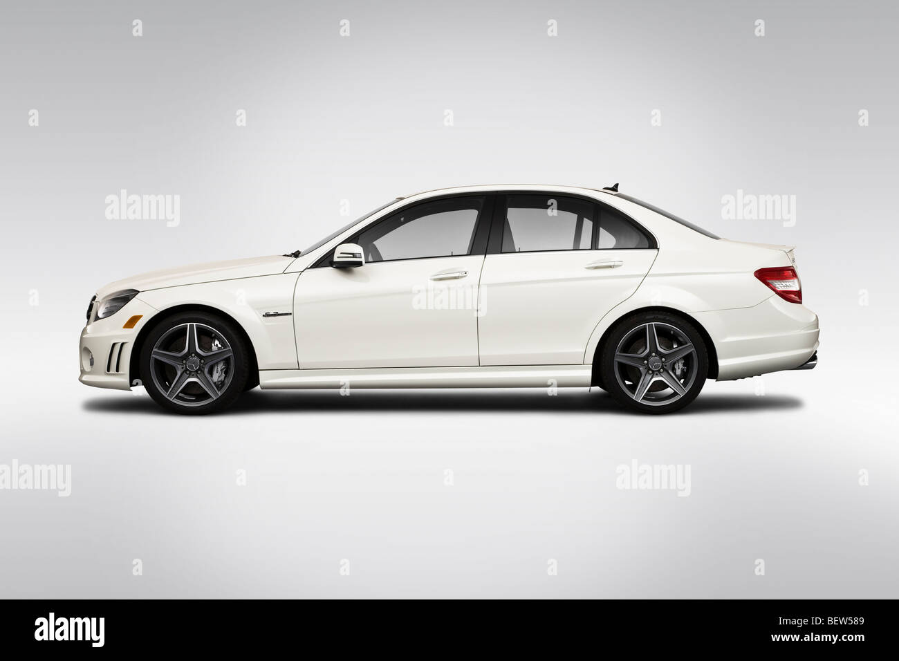 2010 Mercedes-Benz C-Class C63 AMG in weiß - Treiber Seitenprofil Stockfoto