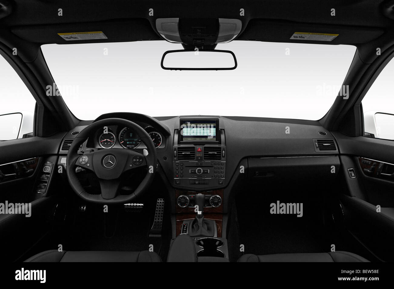 2010 Mercedes-Benz C-Class C63 AMG in weiß - Armaturenbrett, Mittelkonsole, Getriebe Schalthebel Ansicht Stockfoto