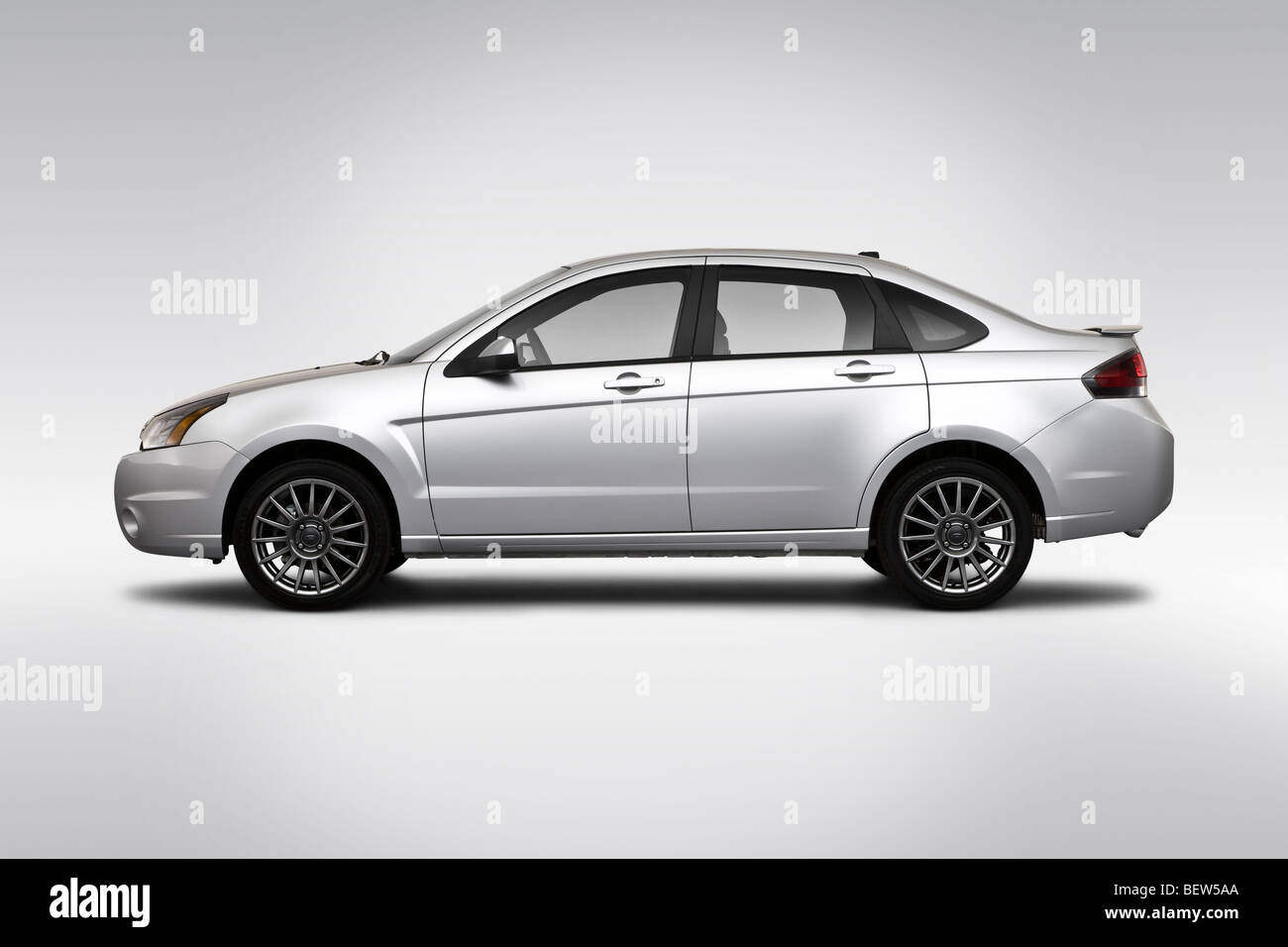 2010 Ford Focus SES in Silber - Treiber Seitenprofil Stockfoto
