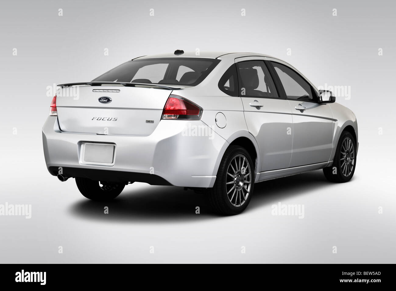 2010 Ford Focus SES in Silber - Winkel Rückansicht Stockfoto