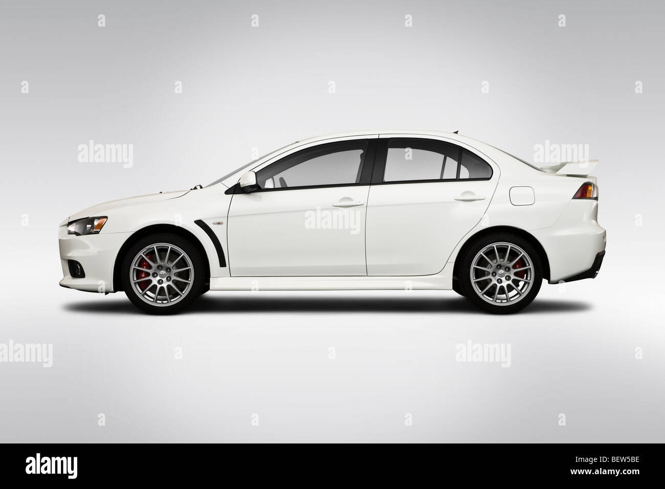 2010 Mitsubishi Lancer Evolution in weiß - Treiber Seitenprofil Stockfoto